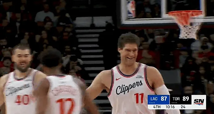 开云-快船使出双塔战术，大洛三分命中后快船打出8-0打停猛龙