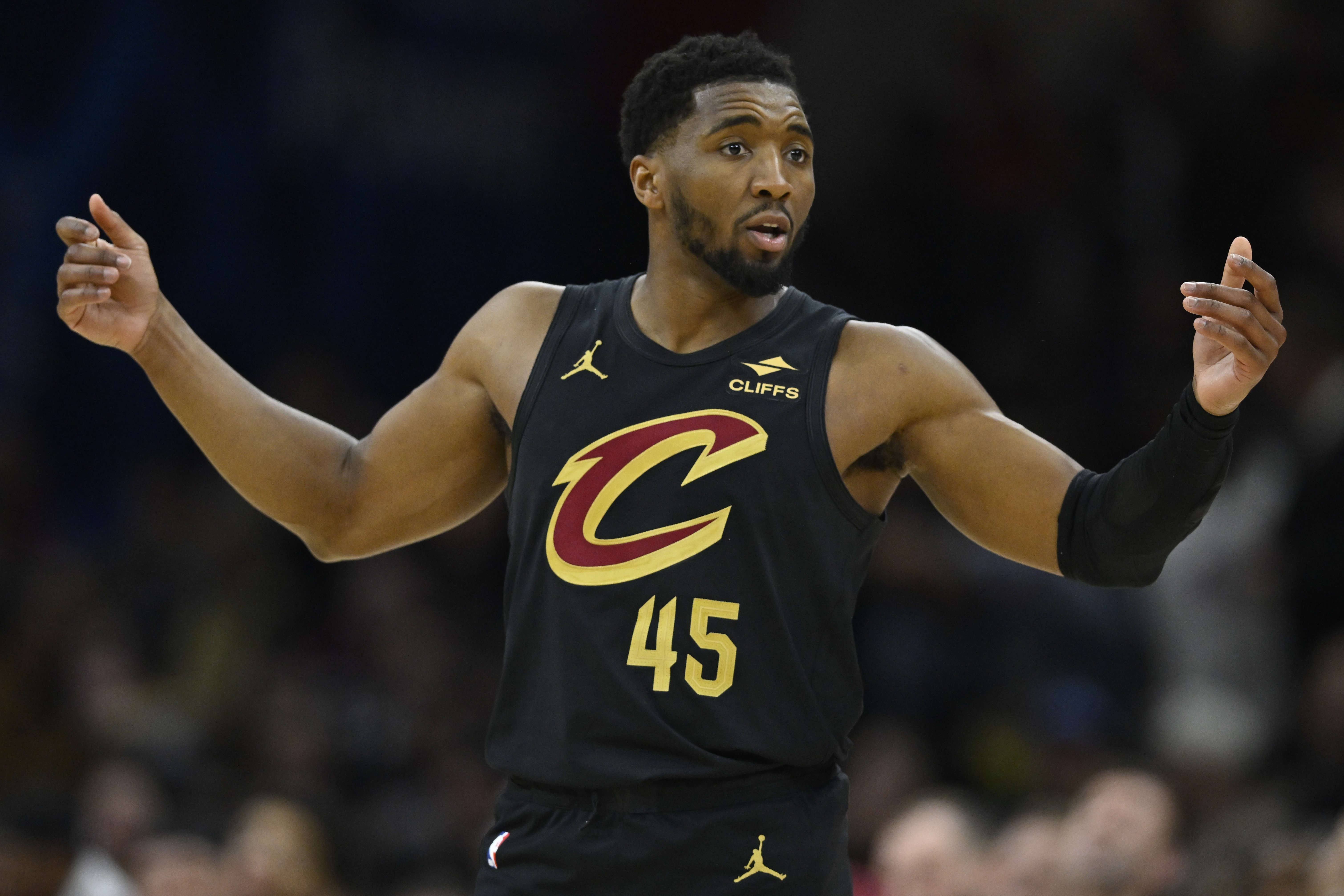 开云体育下载网址-再加把劲儿！米切尔半场首发17分钟 13中6&amp;三分4中1砍16分2板