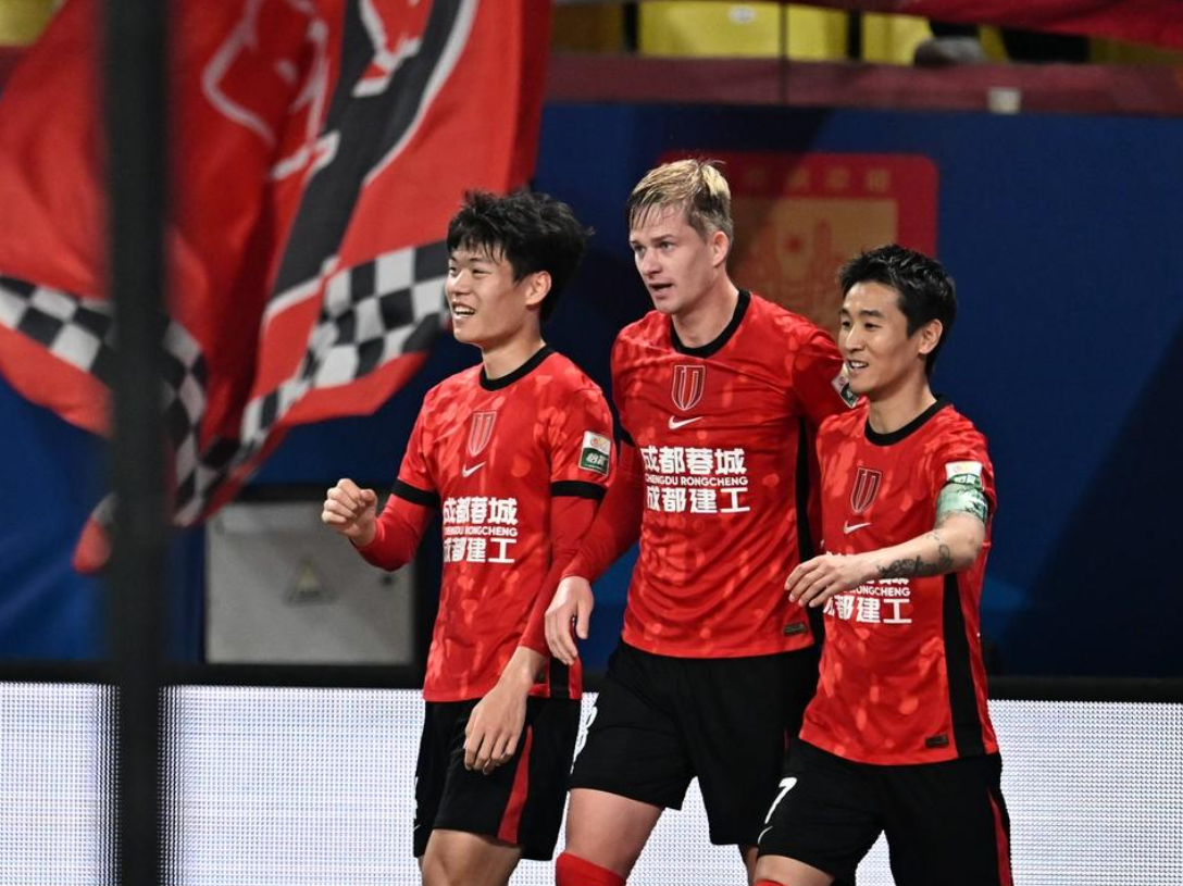 3-0！中超领头羊继续狂飙：疯狂8连胜，韦世豪破门，刘殿座扑点